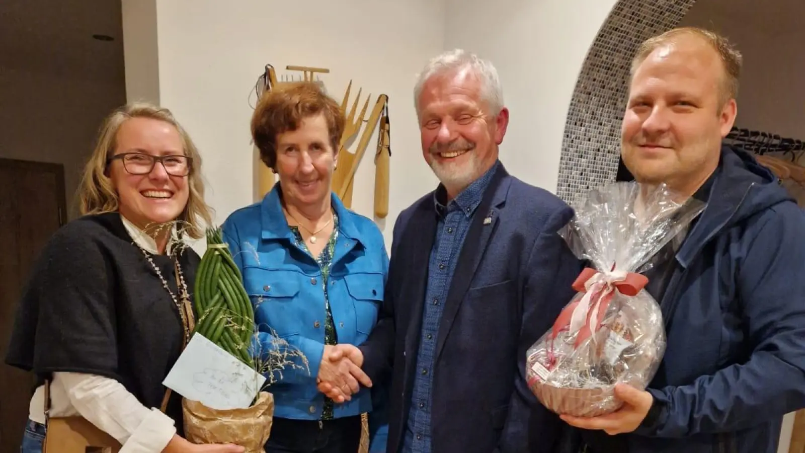 Sonja Übler, Geburtstagskind Erika Loos, Hans Süß u. Maximilian Graf bei Geschenkeübergabe. (Bild: Sonja Übler )