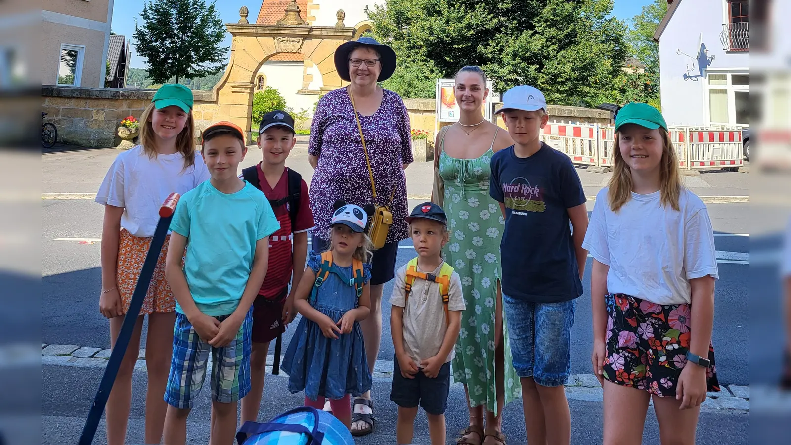 Das Kindergottes-Team macht mit den Kindern eine Tour durch Mantel. (Bild: Annette Punzmann)