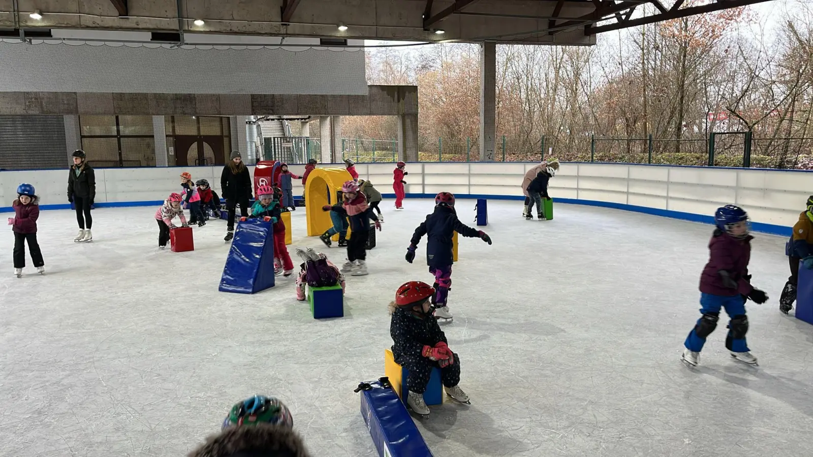 Altenstädter Kinder haben sichtlich Spaß beim Eislaufen. (Bild: Doris Bodensteiner)