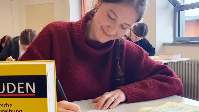 Eine Schülerin der FOSBOS Amberg bei der schriftlichen Abschlussprüfung im Fach Deutsch. (Bild: Claudia Wittmann)