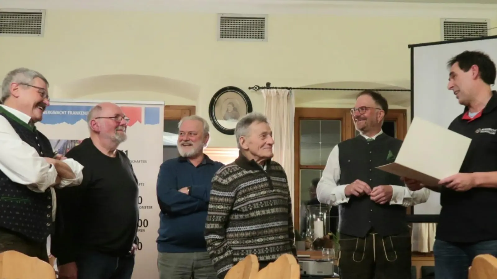 Die Bergwacht Amberg ehrte während der Jubiläumsfeier einige Mitglieder (von links): Norbert Arnold, Erhard Cramer, Josef Ries, Fritz Fraas, Markus Arnold und Michael Junge. (Bild: Erhardt Cramer, Bergwacht Amberg/exb)