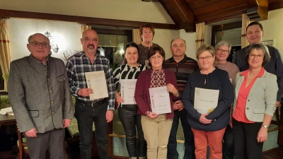 Geehrte Mitglieder beim Obst- und Gartenbauverein Högling-Jeding: Hans Dieter Betz, Hubert Meierhofer, Petra Hausmann, Lydia Niedermeier, Brunner Eduard, Adelheid Richthammer, Schwarz Anna, Bürgermeister. Christian Ziegler Gerlinde Ott sowie <br> Schlosser Christa (hinten, oben)<br> (Bild: Anette Heldmann)