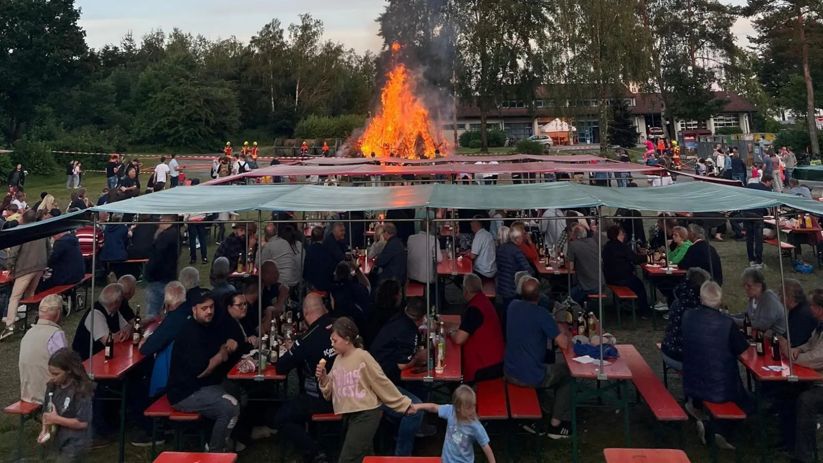 Das Johannisfeuer der Jungen Union Weiherhammer ist bestens besucht. (Bild: Severin Hirmer/exb)