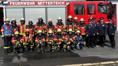 Von links mit der blauen West Kreisfeuerwehrarzt Dr. Achim Nemsow daneben Kommandant Günther Sommer. Dies haben an der Leistungsprüfung teilgenommen. <br>Von rechts nach links Ausbilder Christian Grillmeier, die Schiedsrichter KBI Wolfgang Wedlich, KBM Phillip Sölch und Ehren-KBM Albert Fröhlich.  (Bild: Christian Grillmeier)