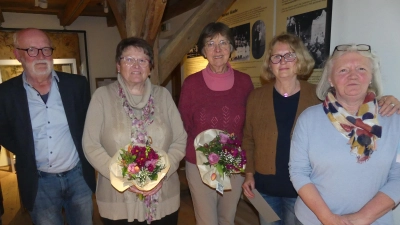 von links: Karlheinz Keck dankte Rita Krauß, Gertraud Wiesner, Juliane Keck und Monika Albersdörfer für deren wertvolle Leistungen für den Heimatverein.  (Bild: Walther Hermann)