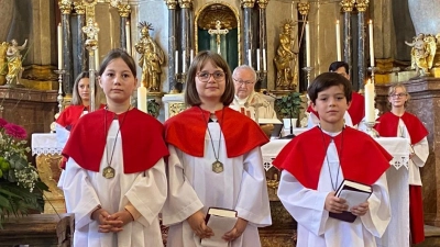 Die drei neuen Ministranten in der Pfarrei Michelfeld (von links): Frieda Fischer, Rebecca Kugler und Emilian Kuhn-Kut.  (Bild: Michaela Fischer)