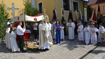 Der letzte Altar stand am Kriegerdenkmal. Pfarrer Udo Klösel erteilte den Segen. (Bild: Peter Garreiss)