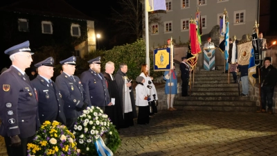  Eine machtvolle Demonstration für den Frieden war die Trauerfeier am Vorabend des Volkstrauertages am Kriegerdenkmal. Stabsfeldwebel a. D. Hans Eismann und Bürgermeister Robert Lindner hielten Gedenkreden und legten Kränze nieder. (Bild: Fred Lehner )