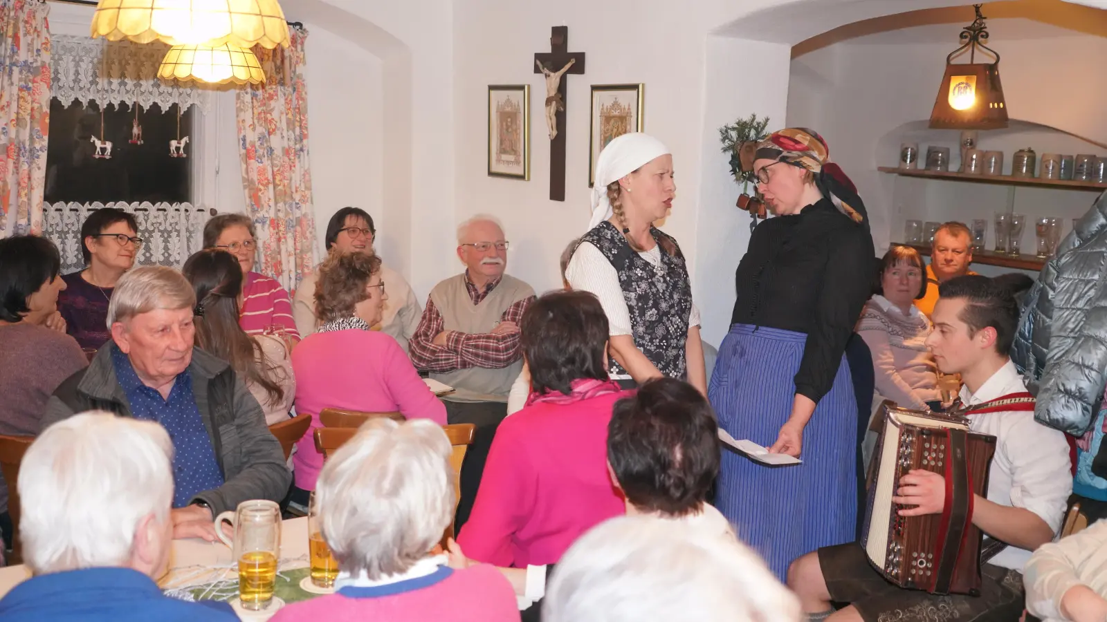 Für Unterhaltung pur sorgen beim HAK - Unterhaltungsabend die beiden Ratschkattln Steffi Daubenmerkl (links) und Andrea Götz (rechts). Im Hintergrund Mitte HAK - Vorsitzender Georg Schmidbauer, vorne rechts der Musiker Bastian Bäumler. (Bild: Franz Völkl)