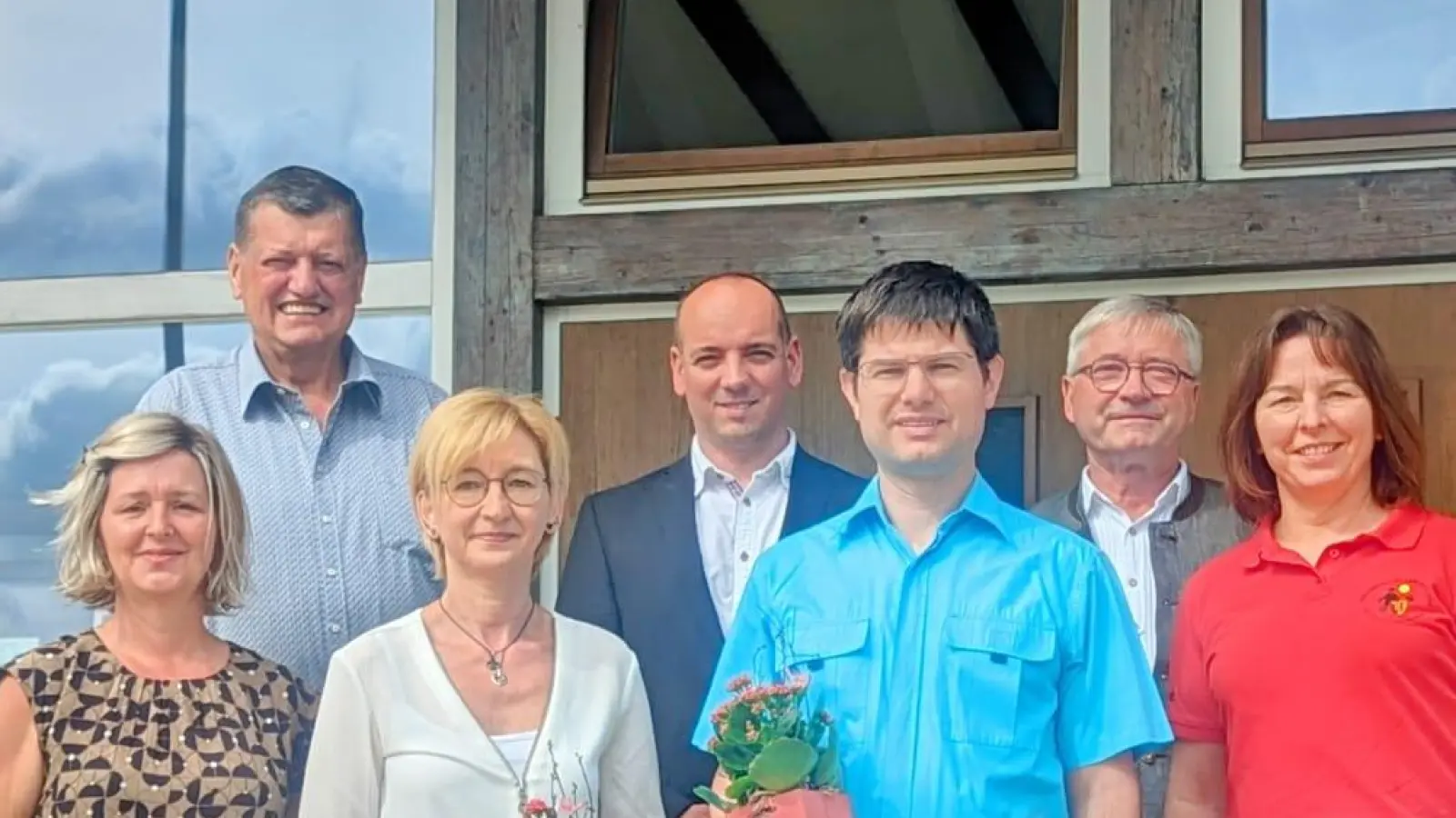 Die Jubilare mit den beiden Vorsitzenden Martina Götz (links) und Johanna Scharf (rechts). Hintere Reihe von links Ehrenvorsitzender Franz Ziegelmeier, 2. Bürgermeister Florian Adam und Pfarrer Georg Praun.  (Bild: Christiane Wagner)