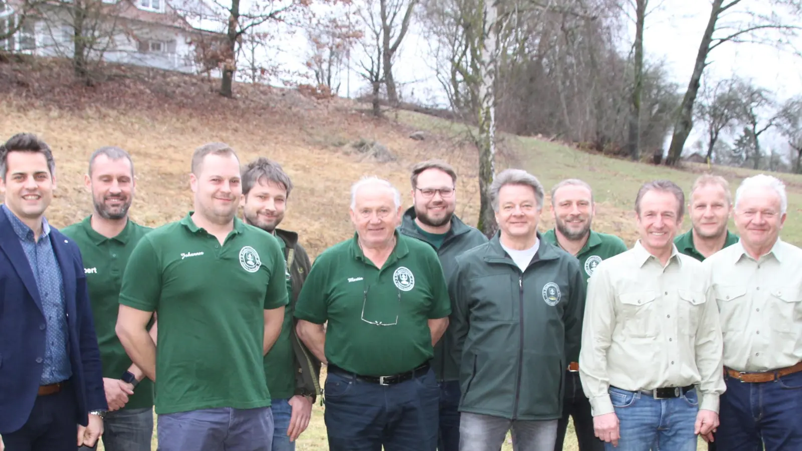 Die neue Vorstandschaft des Fischereivereins Oberviechtach wird weiter von Peter Schwabenbauer (dritter von rechts) angeführt. Ganz rechts Ehrenvorsitzender Alfons Binder. (Bild: Fröhlich/exb)