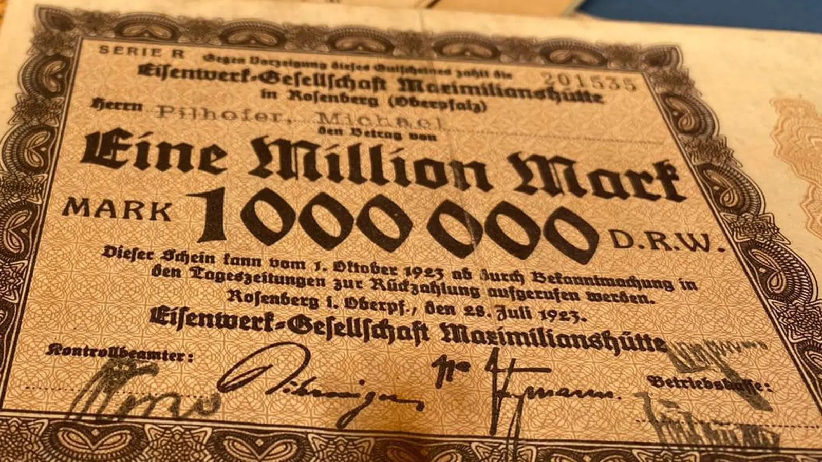 Ein „Millionenerbe“ verwahrt der HKV Freudenberg in seinem Vereinsheim – allerdings nur in der Form von über 100 Jahre alten Not-Geldscheinen. (Bild: gri)