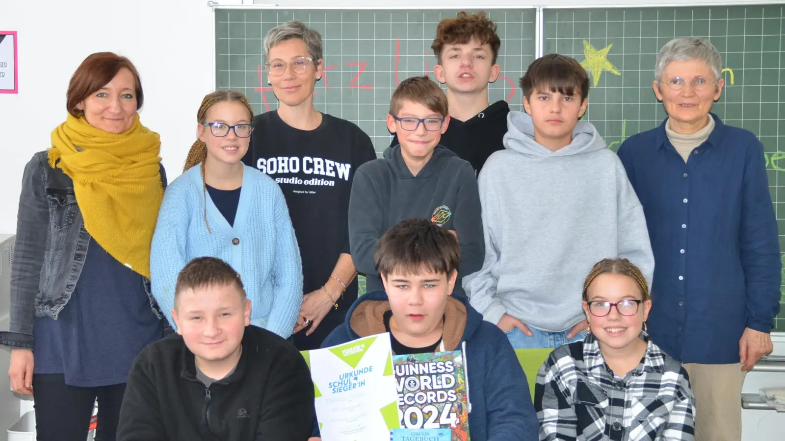 Die Jury zeigte sich beeindruckt von den Leseleistungen der Schüler: (hinten von links) kommissarische Schulleiterin Sabine Hofmann, Viviane Hennlich, Klassenlehrerin Silke Nußstein, Bryen Wieczorek, Tommi Baisi, Dominik Glas, Helga Schweizerr, (vorne von links) Luca Schuberth, Matthias Mausch und Janine Hennlich. (Bild: Sonderpädagogisches Förderzentrum/exb)