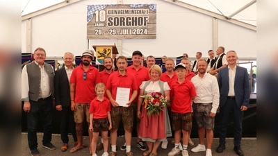 Manuel Plößner (vordere Reihe) mit Familie, Gattin Susanne, Tochter Paula, Sohn Max und Ehrengästen: (v.l.) 1. Bürgermeister Hans-Martin Schertl, 2. Bürgermeister Thorsten Grädler, Martin Wölker, Christian Renner, Manuel Heidenreich, Christian Graf, Wolfgang Plößner, Joachim Graf, MdL Bernd Heinisch und MdL Dr. Harald Schwartz (Bild: Wilhelm Ertl)