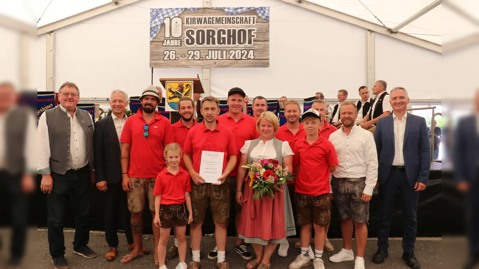 Manuel Plößner (vordere Reihe) mit Familie, Gattin Susanne, Tochter Paula, Sohn Max und Ehrengästen: (v.l.) 1. Bürgermeister Hans-Martin Schertl, 2. Bürgermeister Thorsten Grädler, Martin Wölker, Christian Renner, Manuel Heidenreich, Christian Graf, Wolfgang Plößner, Joachim Graf, MdL Bernd Heinisch und MdL Dr. Harald Schwartz (Bild: Wilhelm Ertl)