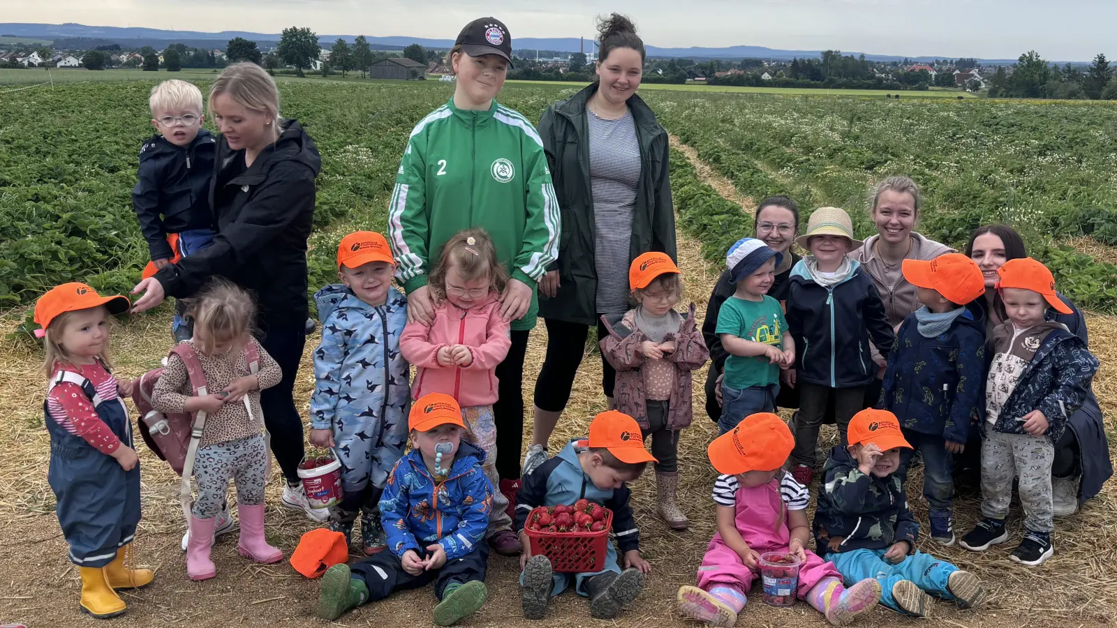 Viel Spaß hatten Krippenkinder des Kinderhauses Purzelbaum Mitterteich bei einem Ausflug zu einem Erdbeerfeld. (Bild: Verena Burger/exb)