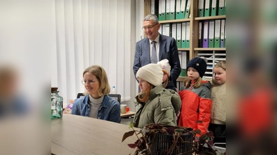 Die Kombiklasse 3/4 der Grundschule Mähring besuchte das Rathaus der Gemeinde. Bürgermeister Franz Schöner (hinten) begleitete den Rundgang. (Bild: Katrin Weber/exb)