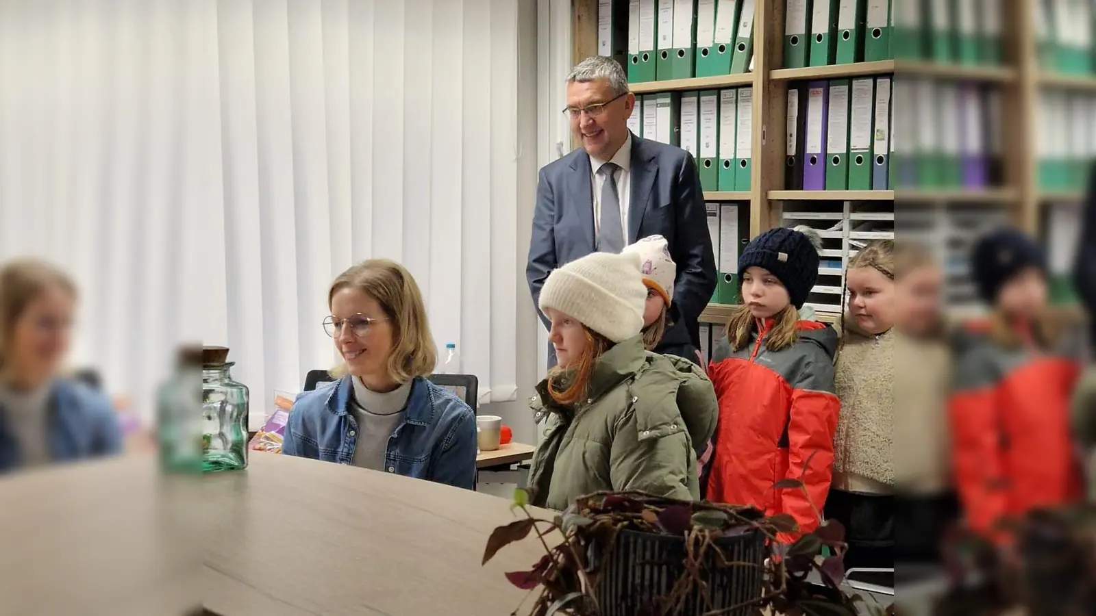 Die Kombiklasse 3/4 der Grundschule Mähring besuchte das Rathaus der Gemeinde. Bürgermeister Franz Schöner (hinten) begleitete den Rundgang. (Bild: Katrin Weber/exb)