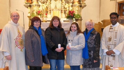 Neuaufnahmen gibt es beim Frauenbund Teunz: Im Bild Pfarrer Herbert Rösl, die Vorsitzende Irene Zangl, die neuen Mitglieder Beate Prem und Susanne Becher, die Vorsitzende Elisabeth Dietz und Pater Savarimuthu Selvarasu (von links). (Bild: Heike Krafczyk/exb)