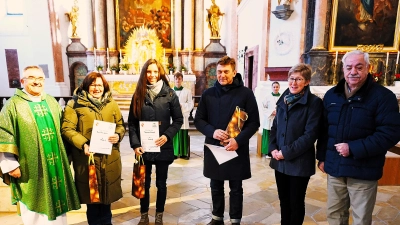 Pfarrer Slawomir Niemzcewski (links) sowie Kirchenpfleger Martin Sollfrank und Agnes Graf vom Pfarrgemeinderat bedankten sich bei David Breitkopf, Theresa Ernst und Martha Wein (von rechts). (Bild: Lothar Trager)