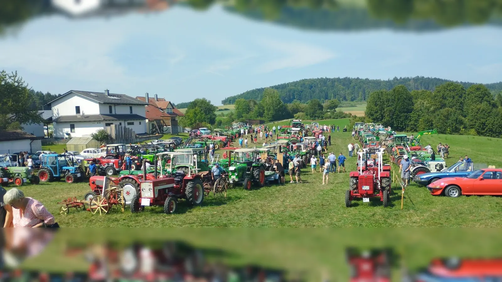 Backofenfest in Prönsdorf mit vielen Besuchern und einer Wiese voll alter Traktoren. (Bild: Theresia Guttenberger)