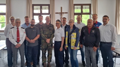 Die Arbeitsgemeinschaft PSNV Tirschenreuth mit Sprecherin Adelheid Baronin von Gemmingen (Mitte), den beiden Gästen Volker Müller (6. v.l.) und Christoph Schrott (4.v.l.) sowie dem neuen Fachberater PSNV Markus Kölbl (2.v.r.).  (Bild: Fabian Polster )
