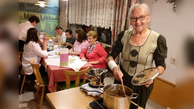 Johanna Eisner bei ihrem Vortrag im Gasthof Waldfrieden: Es muss nicht immer die chemische Keule sein. Manchmal helfen auch Kräuterelixiere aus dem Garten. (Bild: Gerlinde Wagner)