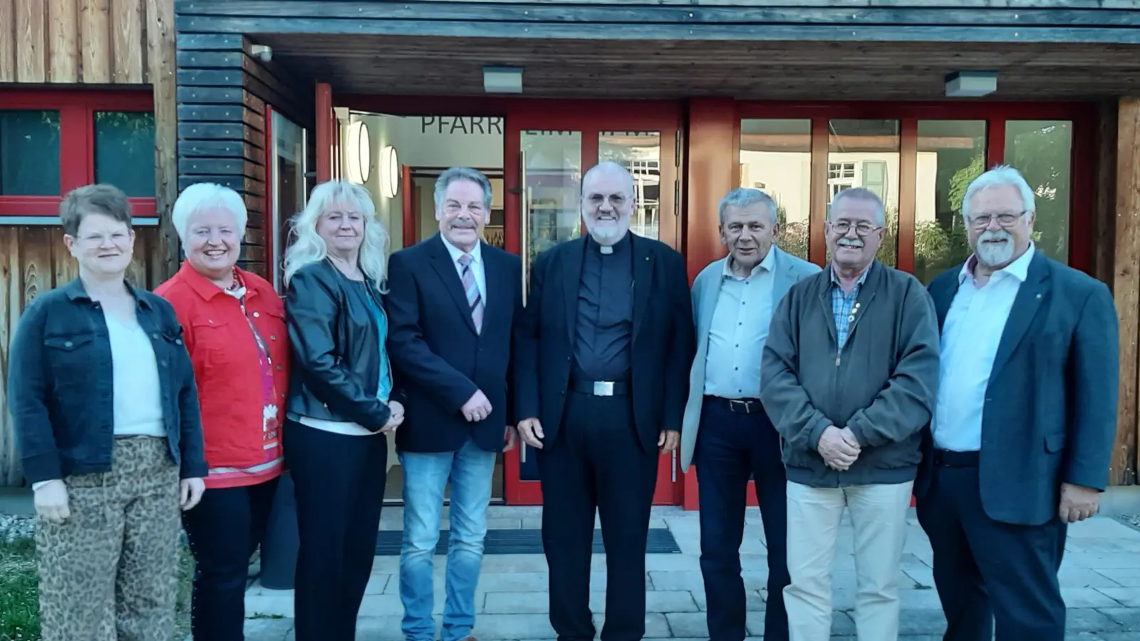 Von links nach rechts: Das KDFB-Vorstandsteam mit Petra Irlbacher, Rita Gleißner und Luise Köllner, PGR-Sprecher Willi Köllner, Pater Gerhard Lagleder, PGR-Sprecher Albert Baumann, Kath. Männer-Vorstand Wolfgang Eimer, Pfarrer Arnold Pirner. (Bild: Bernhard Irlbacher)