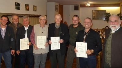 Holger Lottes (von links), Bruno Ponnath, Josef Ponnath, Albert Schöpf, Leopold Mühlhofer, Olly Albert Schönweitz, Karl Heinz Böhm und Jagdverbandsvorsitzender Dr. Wolfgang Schinner.  (Bild: exb)