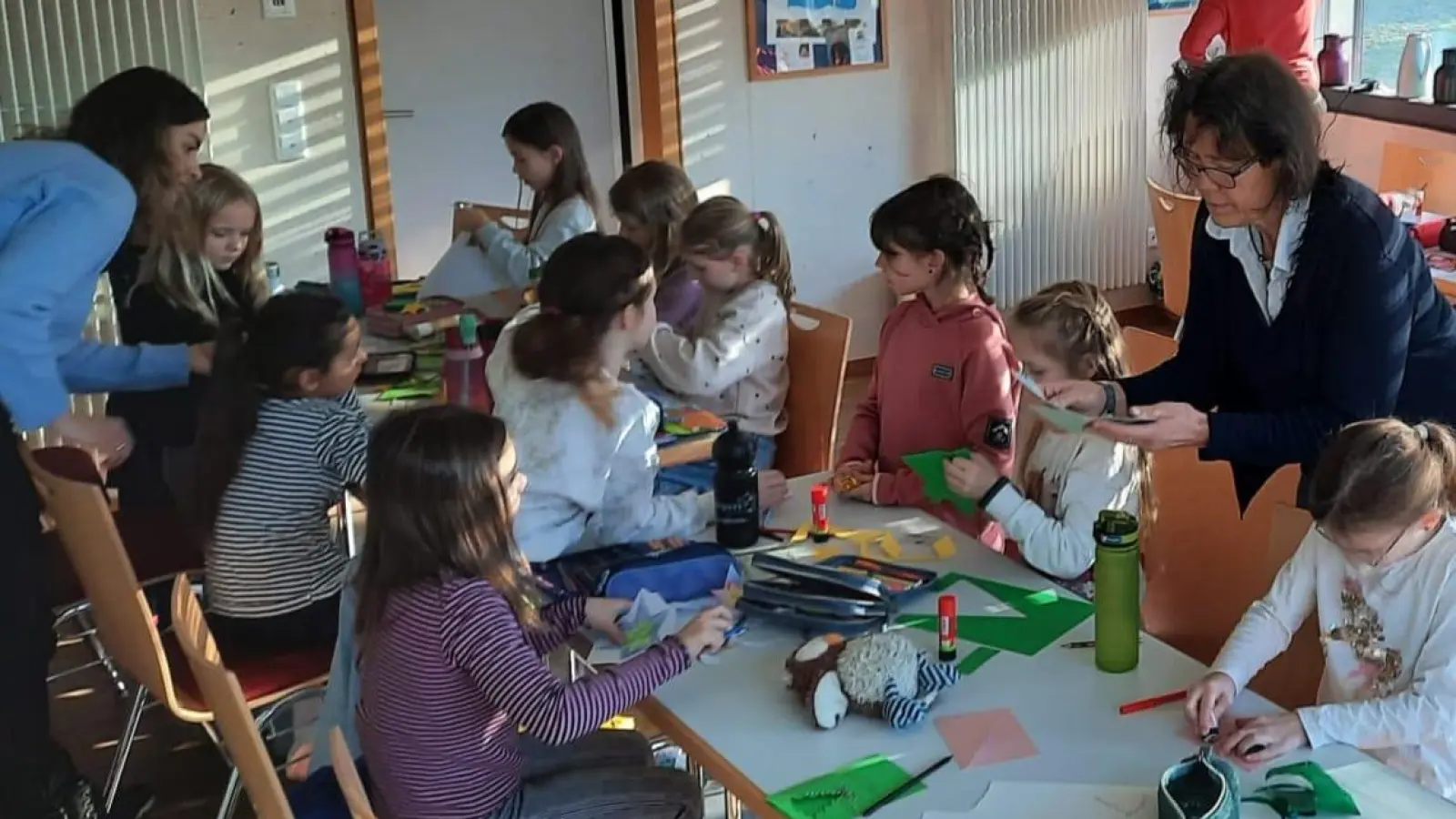 Mit großem Eifer bastelten die Buben und Mädchen unter Anleitung von Pfarrgemeinderatssprecherin Margit Lehner (rechts) und Gemeindereferentin Laura Amann (links) Sterne, Weihnachtskarten und vieles mehr. (Bild: Caroline Würth)