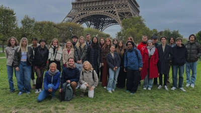 Die dt.-frz. Schülergruppe beim Paris-Besuch mit den Lehrkräften (v.l.n.r.) Yvonne Hösl, Alexis Brisset und Veronika Frenzel. (Bild: Veronika Frenzel )