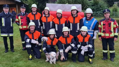 Die Löschgruppe Altglashütte mit den Prüfern KBM a.D. Wilhelm Horn, KBM Helmut Czepa und KBI Klaus Schicker (von links)  (Bild: Andrea Träger)