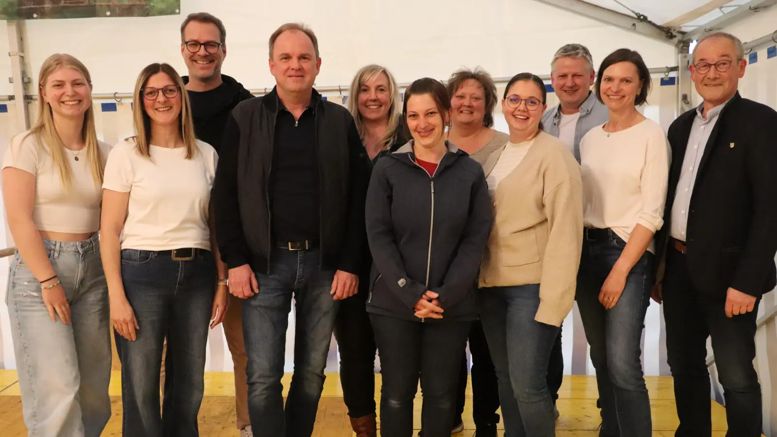 Schriftführerin Luisa Graf (v.l.), Vizepräsidentin Stefanie Richthammer, Stv. Kassier Thomas Gietl, Präsident Josef Hollweck, Kassenprüferin Tanja Hollweck, Schatzmeisterin Verena Patzelt, Kassenprüferin Elke Singer, Jugendministerin Julia Singer, Hofmarschall Daniel Kellner, Gardeministerin Angelika Graf und Erster Bürgermeister Erwin Geitner (Bild: Michael Rabenhofer)
