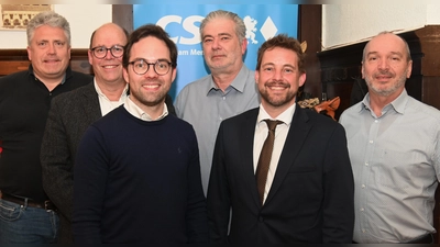 Das alte/neue Vorstandsteam des CSU-Ortsverbands Eisberg-Karmensölden (v.l.n.r.) Andreas Neiswirth, Helmut Weigl, Florian Füger, Manfred Rauscher, Fraktionsvorsitzender Matthias Schöberl und Klaus Etzold. Auf dem Bild fehlen Beate Wollmann und Dennis Schörner (Bild: Gerhard Franz)