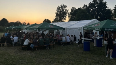 Feiern am Naabufer in lauer Sommernacht. (Bild: Matthias Lang)