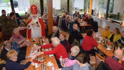 Bei der 1. Kompanie des Logistikbataillons 472 waren heuer die Seniorinnen und Senioren aus der Marktgemeinde Schmidmühlen in die Schweppermannkaserne zu einem besinnlichen Nachmittag eingeladen gewesen. Dazu war auch der Nikolaus bekommen, um kleine Geschenke zu verteilen.  (Bild: Paul Böhm)