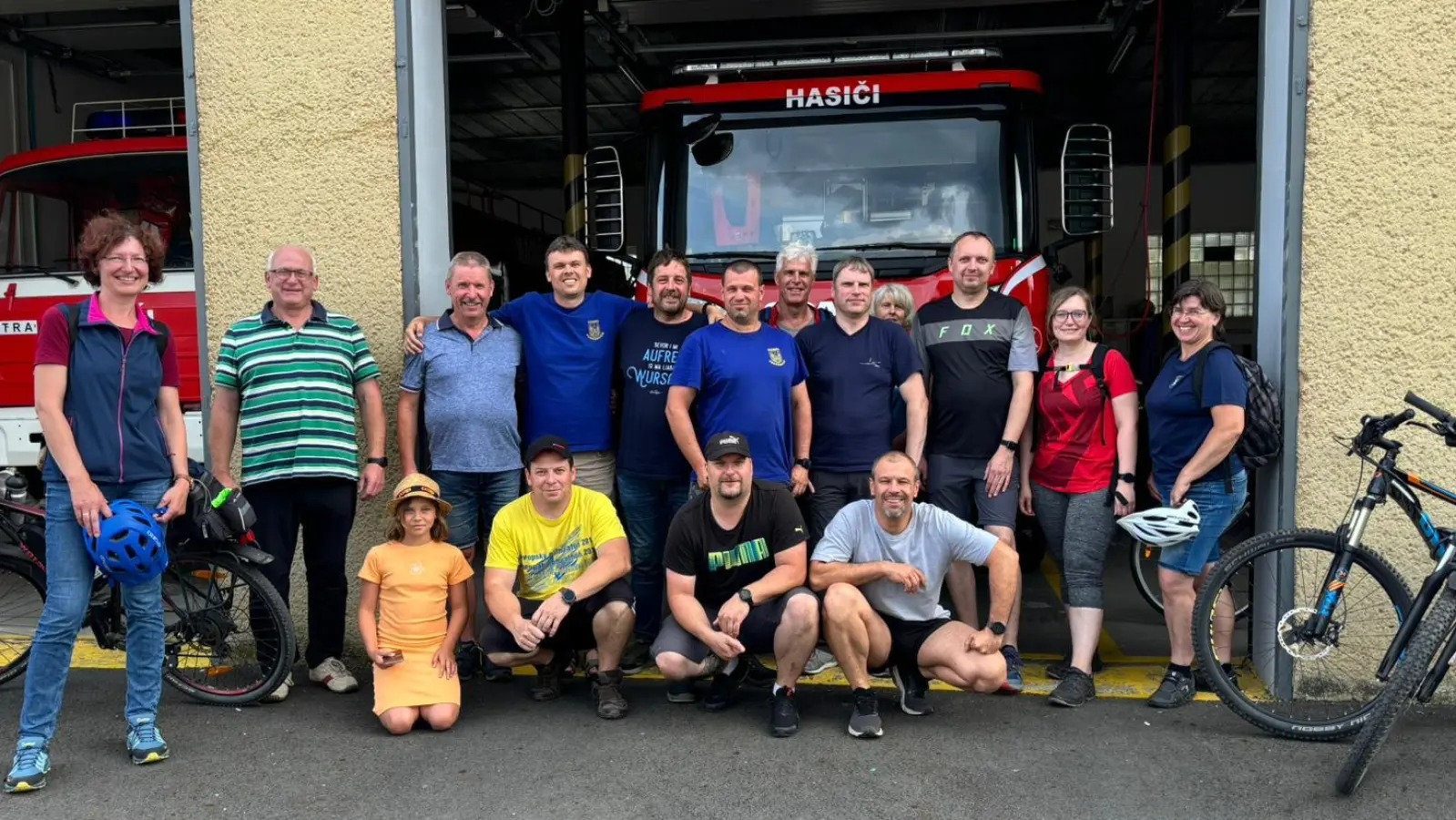  Die Teilnehmer mit den Kameraden der Feuerwehr Poběžovice.  (Bild: Vera Rozhonova )