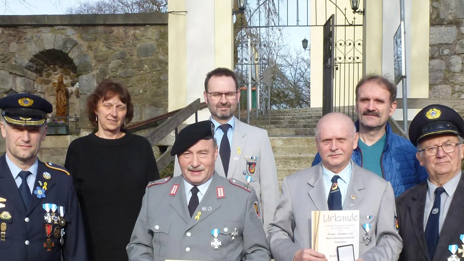 Die Krieger-, Soldaten- und Reservistenkameradschaft Hohenthan zeichnete Mitglieder aus. Von links: Kreisvorsitzender Wolfgang Danler, Martina Löw, Engelbert Träger, Jürgen Fischer, Erich Engelmann, Herbert Seer und Siegfried Walter.  (Bild: Siegfried Walter/exb)