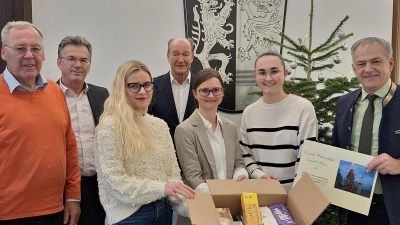 Bei der Übergabe der Pakete waren dabei: (von links) DAGA-Präsident Helmuth Wächter, Pressesprecher Walter Brucker, Nina-Katharina Haller (Abteilungsleiterin Sozialamt), Herbert Meier (DAGA-Schatzmeister), Judith Sollfrank und Marie Hofmann (Sozialamt Tirschenreuth) sowie Landrat Roland Grillmeier. (Bild: Fabian Polster/Landratsamt Tirschenreuth/exb)