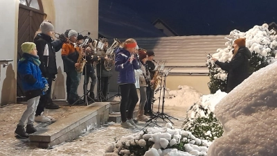 Die Nachwuchskapelle lässt beim Adventsmarkt in Högling Weihnachtsstimmung aufkommen. (Bild: C. Bär/exb)