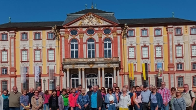 Die Teilnehmer der Fahrt vor dem Schloss in Bruchsal. (Bild: Gerda Stollner/exb)