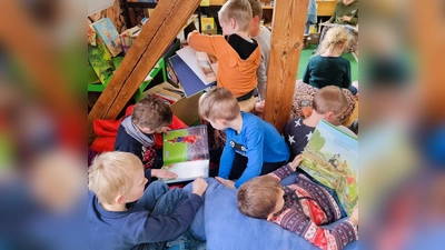 Kinder besuchen die Gemeindebücherei in Plößberg. (Bild: Tanja Ruckdäschel)