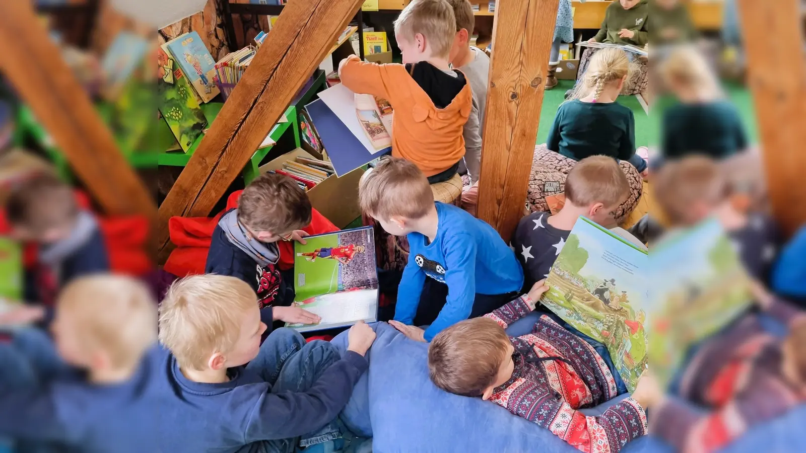 Kinder besuchen die Gemeindebücherei in Plößberg. (Bild: Tanja Ruckdäschel)