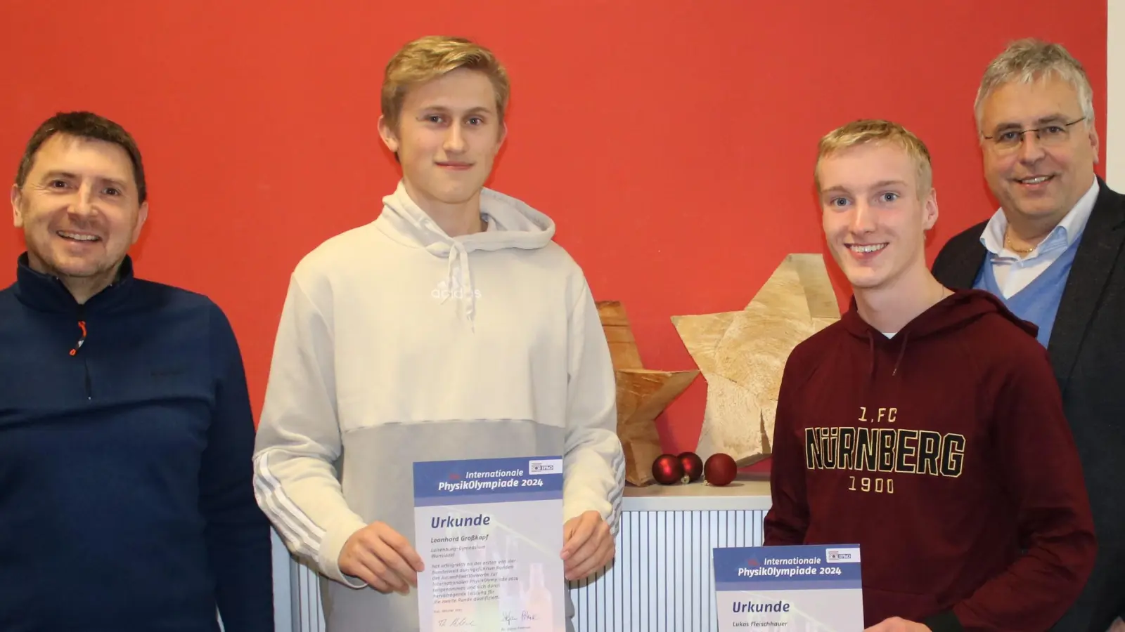 Die erfolgreichen Gymnasiasten Leonhard Großkopf (Zweiter von links) und Lukas Fleischhauer (Zweiter von rechts) bei ihrer Ehrung mit Physiklehrer Thomas Hellerl (links) und Schulleiter Joachim Zembsch (rechts). (Bild: Manuela Borkowski/exb)