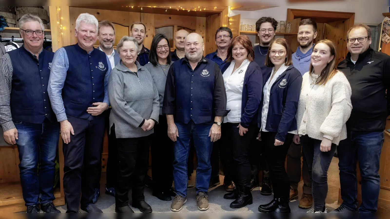 Alte und neue Vorstandschaft vereint v.l.n.r. Benno Schißlbauer, Norbert Altmann, Bürgermeister Alwin Märkl, Barbara Söllner, Michael Vogt, Ramona Miesbeck, Dieter Simbek, Dominikus Ries, Klaus Dotzler, Monika Altmann, Johannes Altmann, Christina Vogt, Björn Alt, Lena Wiesmeth und Klaus Heldmann. (Bild: Herrmann Koch )