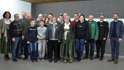 Die neuen Vorstandschaften von Schützengesellschaft Moosbach mit Schützenmeisterin Jutta Fuchs (Neunte von rechts) und des Fördervereins mit Vorsitzender Evi Träger (Sechste von rechts). Dazu gratulieren Bürgermeister Armin Bulenda und zweiter Gauschützenmeister Anton Hirnet (von rechts).  (Bild: gi)