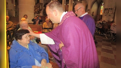 Herr Stadtpfarrer Thomas Helm und Pater Benjamin erteilten Seniorinnen und Senioren aus dem Marienheim die Krankensalbung  (Bild: Daniela Donhauser)