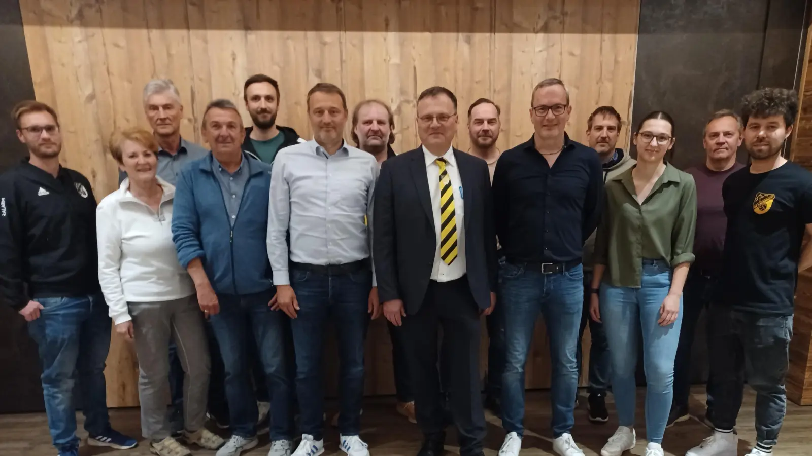 Die neue Vorstandschaft des SV Kauerhof mit dem Vereinsausschuss: Vorne, von rechts die drei Vorsitzenden Dietmar Ertl (1.), Dr. Matthias Stadelmann (2.) sowie Frank Bleisteiner (3.). (Bild: Günter Becher)