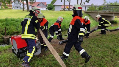 Die Freiwillige Feuerwehr Oberlind zeigt bei der Leistungsprüfung ihre Schlagkraft. Dazu gehört auch das Koppeln der Schläuche. (Bild: Markus Kindl/exb)