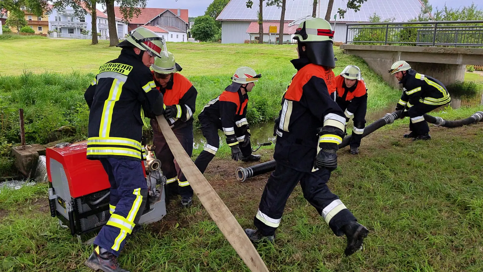 Die Freiwillige Feuerwehr Oberlind zeigt bei der Leistungsprüfung ihre Schlagkraft. Dazu gehört auch das Koppeln der Schläuche. (Bild: Markus Kindl/exb)